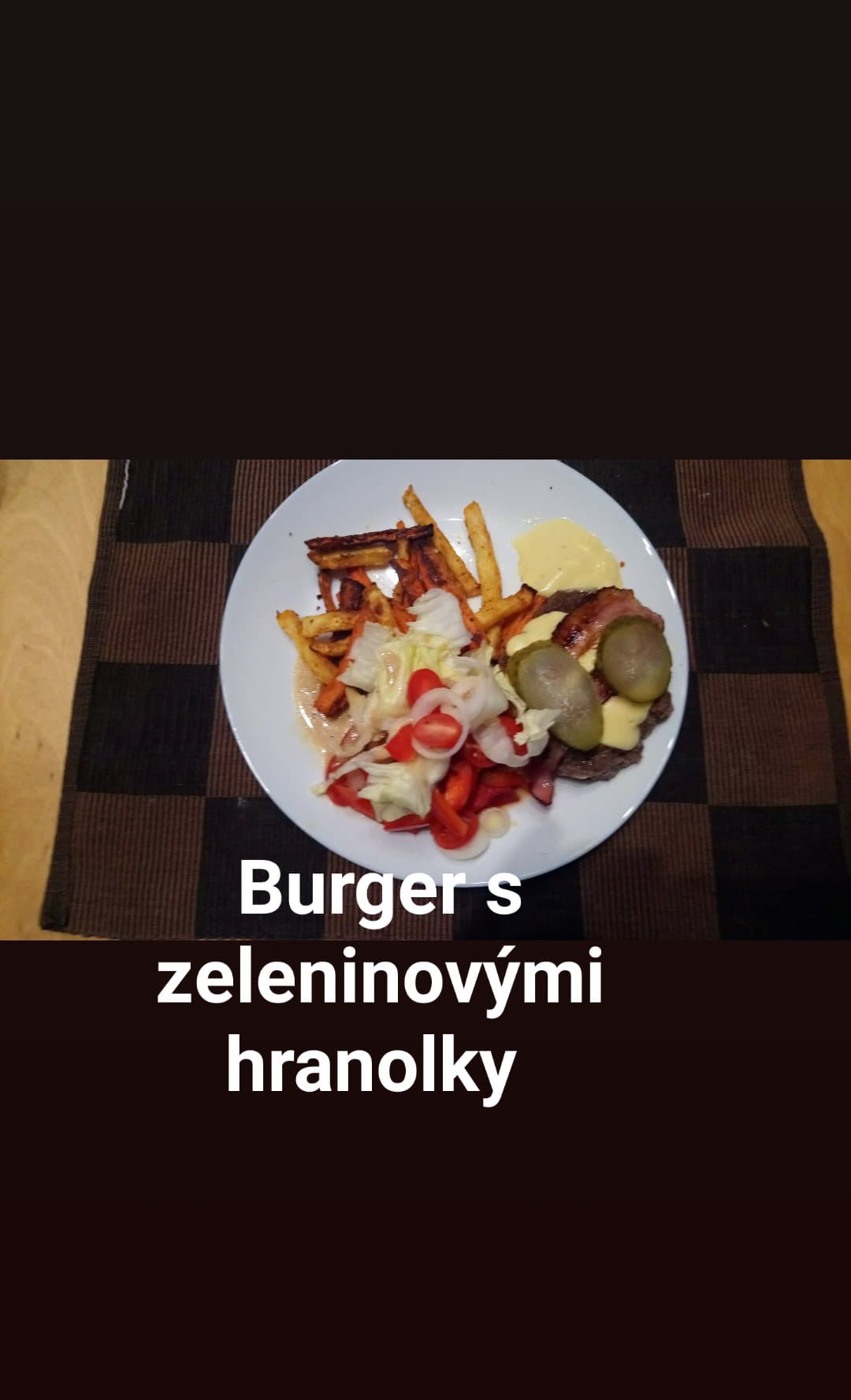 burger se zeleninovymi hranolkami